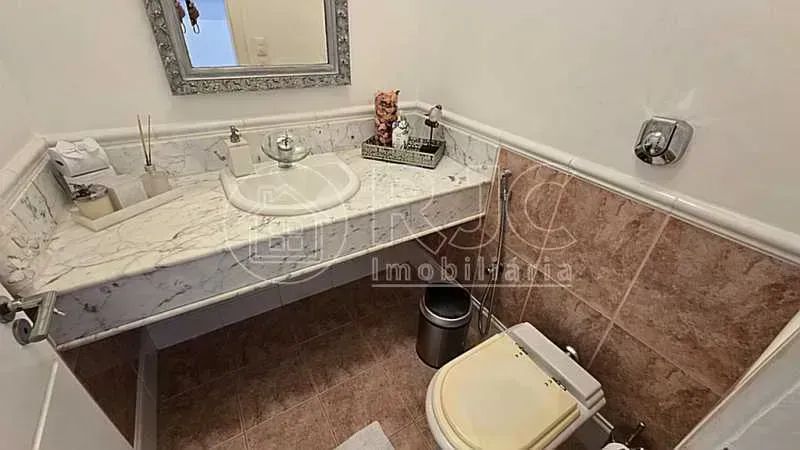 Belíssima residência reformada, 242 m2 - Piscina - amplo terreno - Foto 4