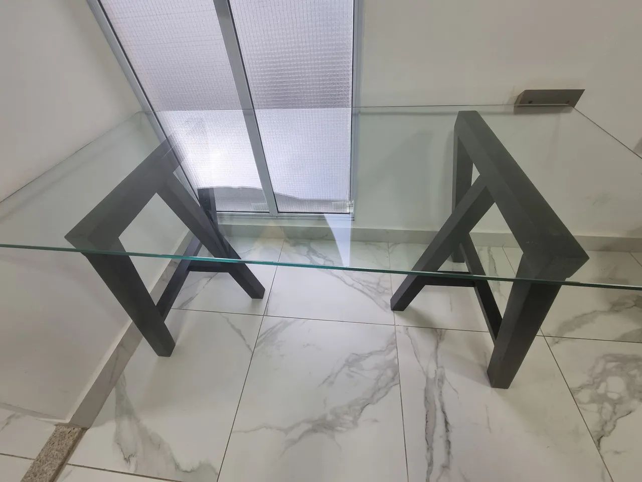 Mesa de jantar de vidro com cadeiras estofadas - Foto 2