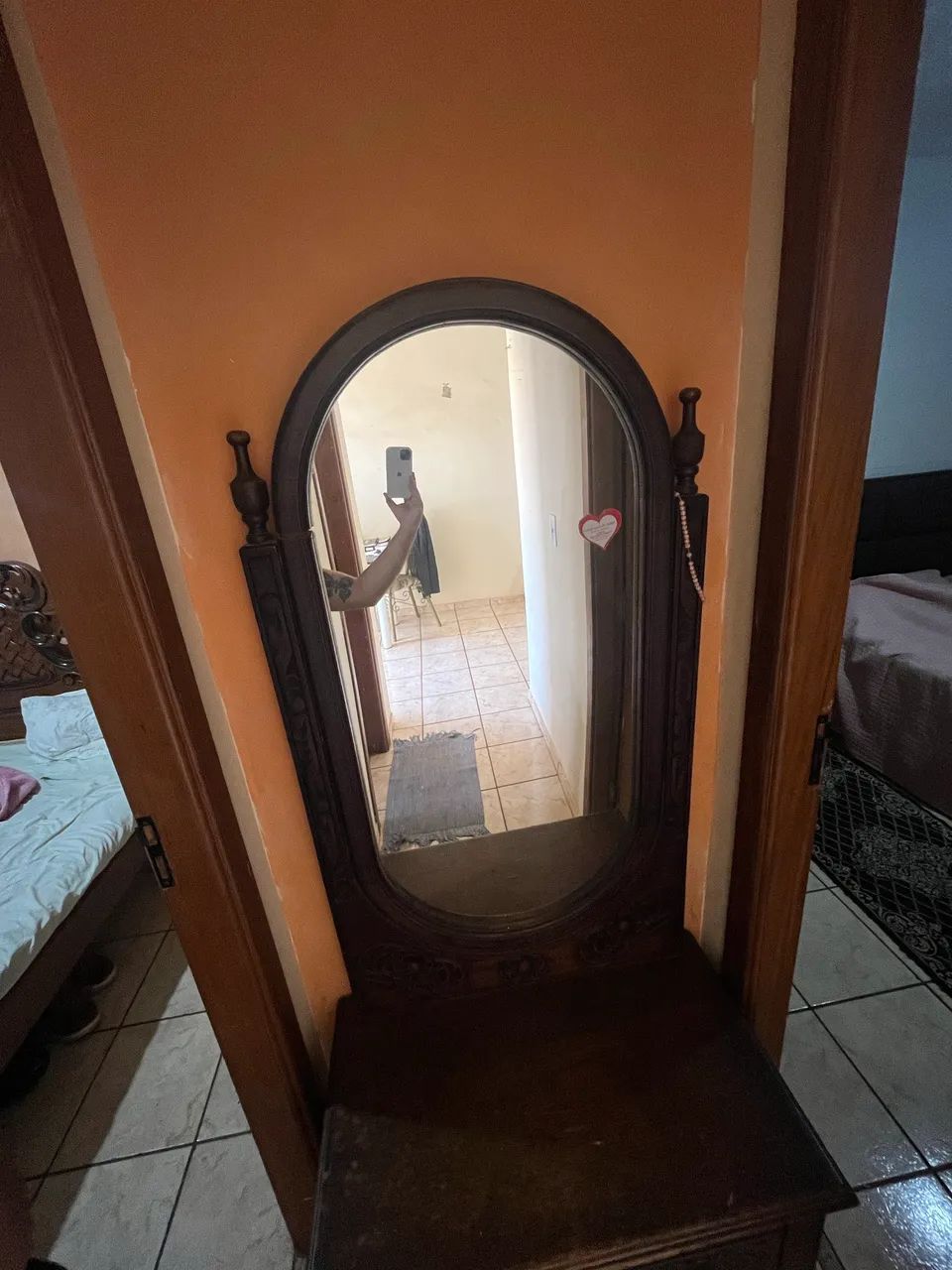 Penteadeira Antiga de Madeira com Espelho Basculante - Foto 4