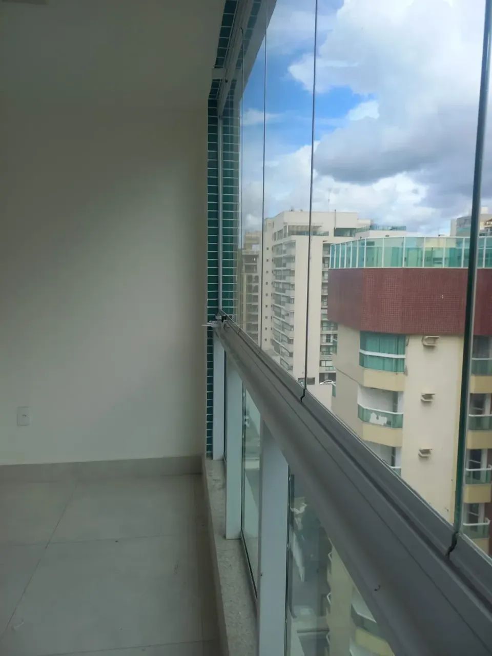 APARTAMENTO COM FECHAMENTO DE VARANDA-UMA QUADRA DO MAR - Foto 4