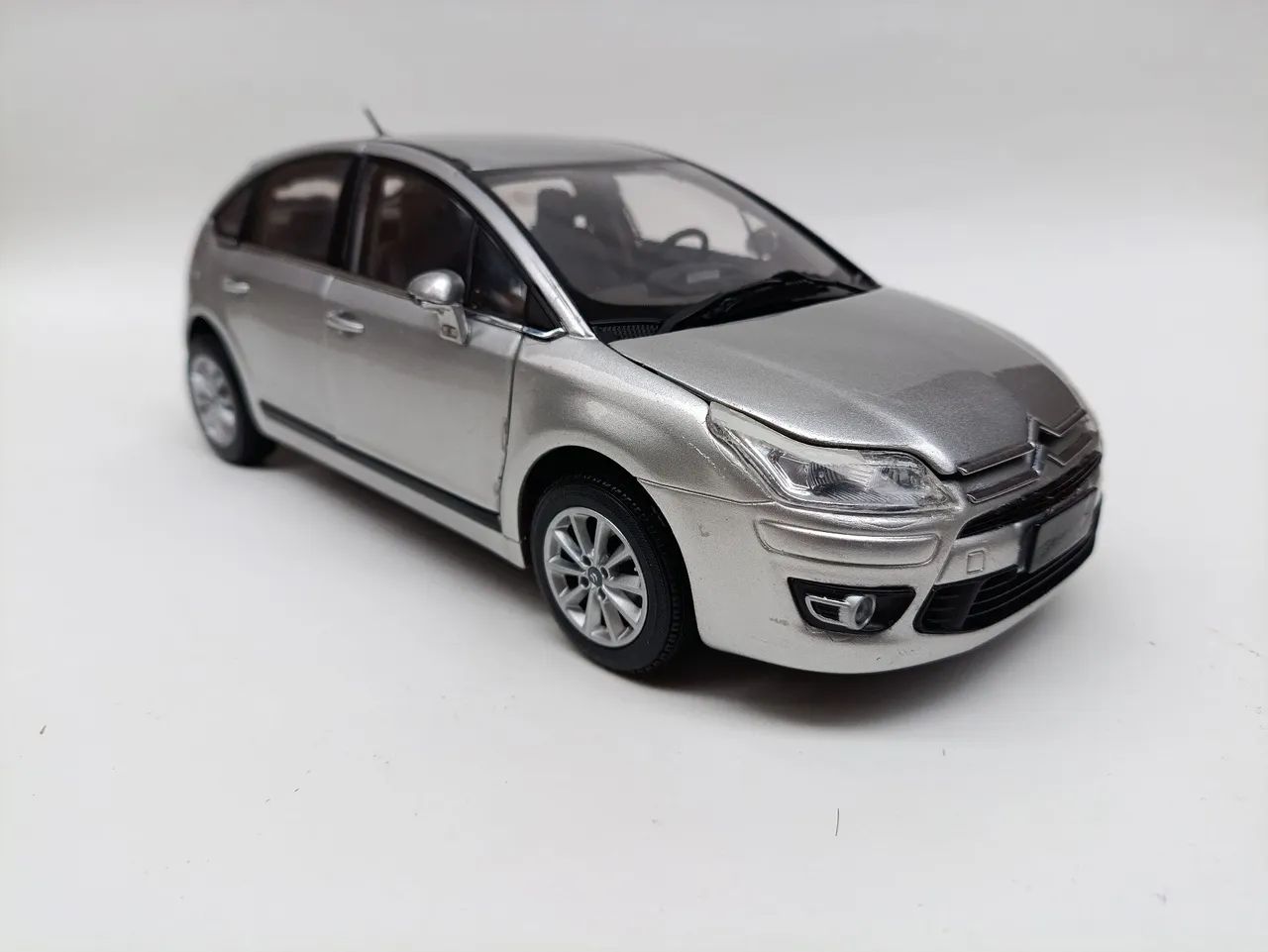 Miniatura Citroen C4 hacht 2012 1:18
