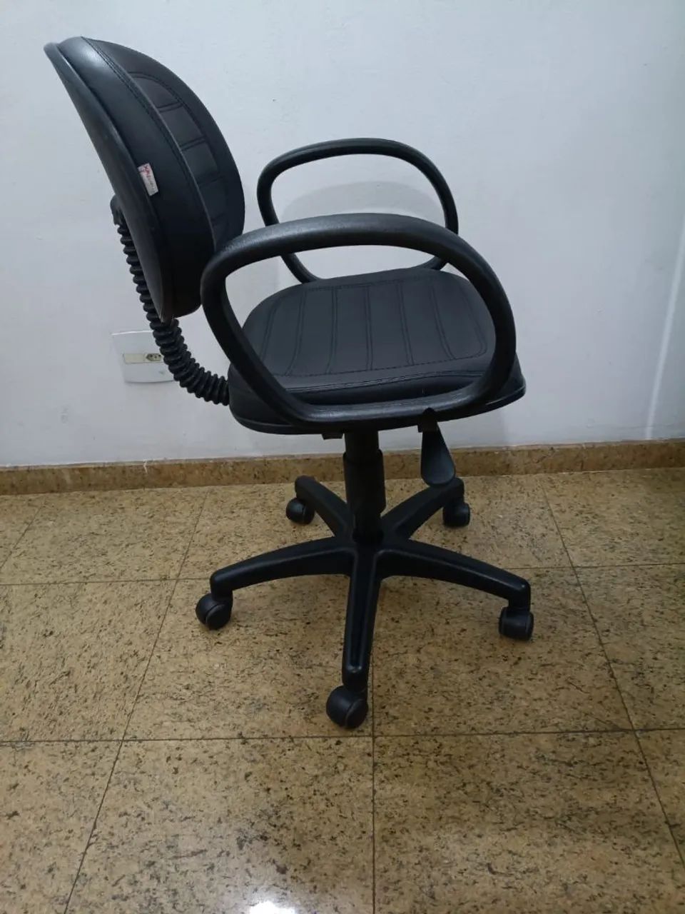 Cadeira de escritório com braço e rodinhas - Foto 3