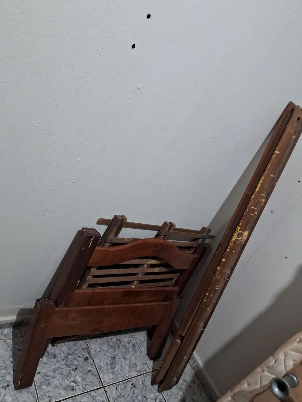 Cama de solteiro de madeira 