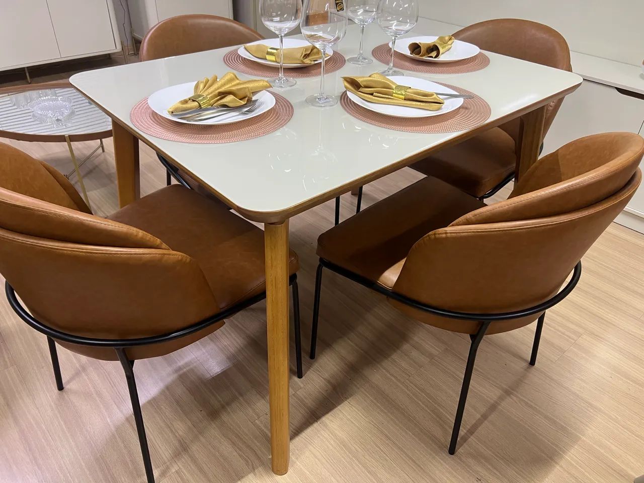 Mesa de jantar com 4 cadeiras no courino - Foto 4