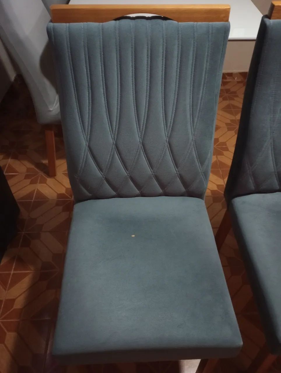 Vendo mesa 1,20cm com 4 cadeiras  - Foto 2
