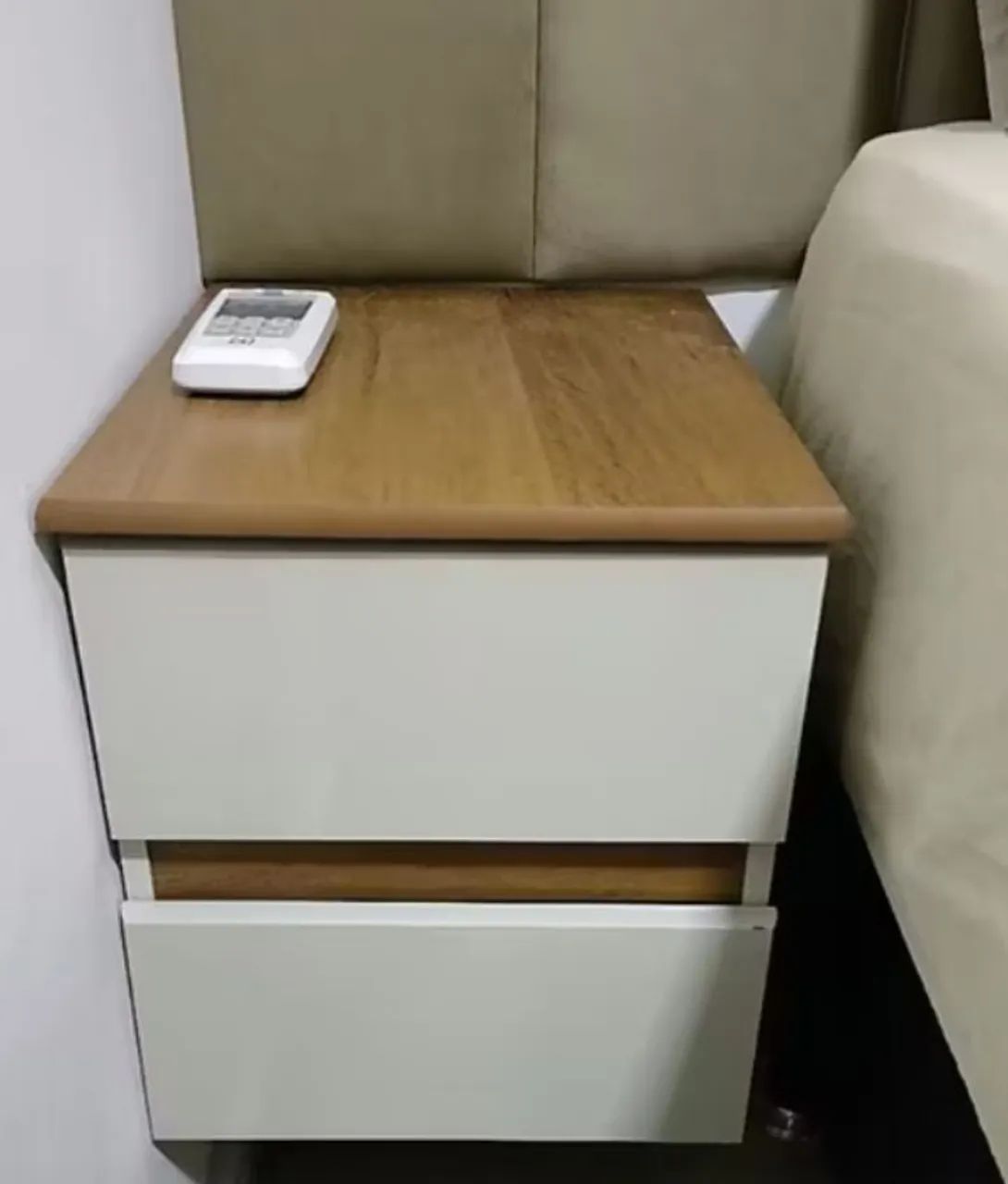 Mesa de cabeceira nova 100,00 cada 