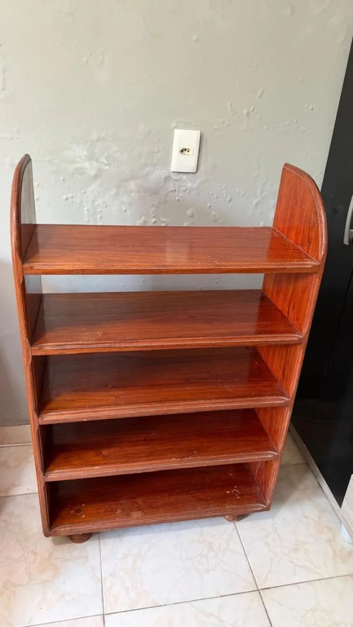 Conjunto com Rack, sapateira e cama de solteiro de madeira