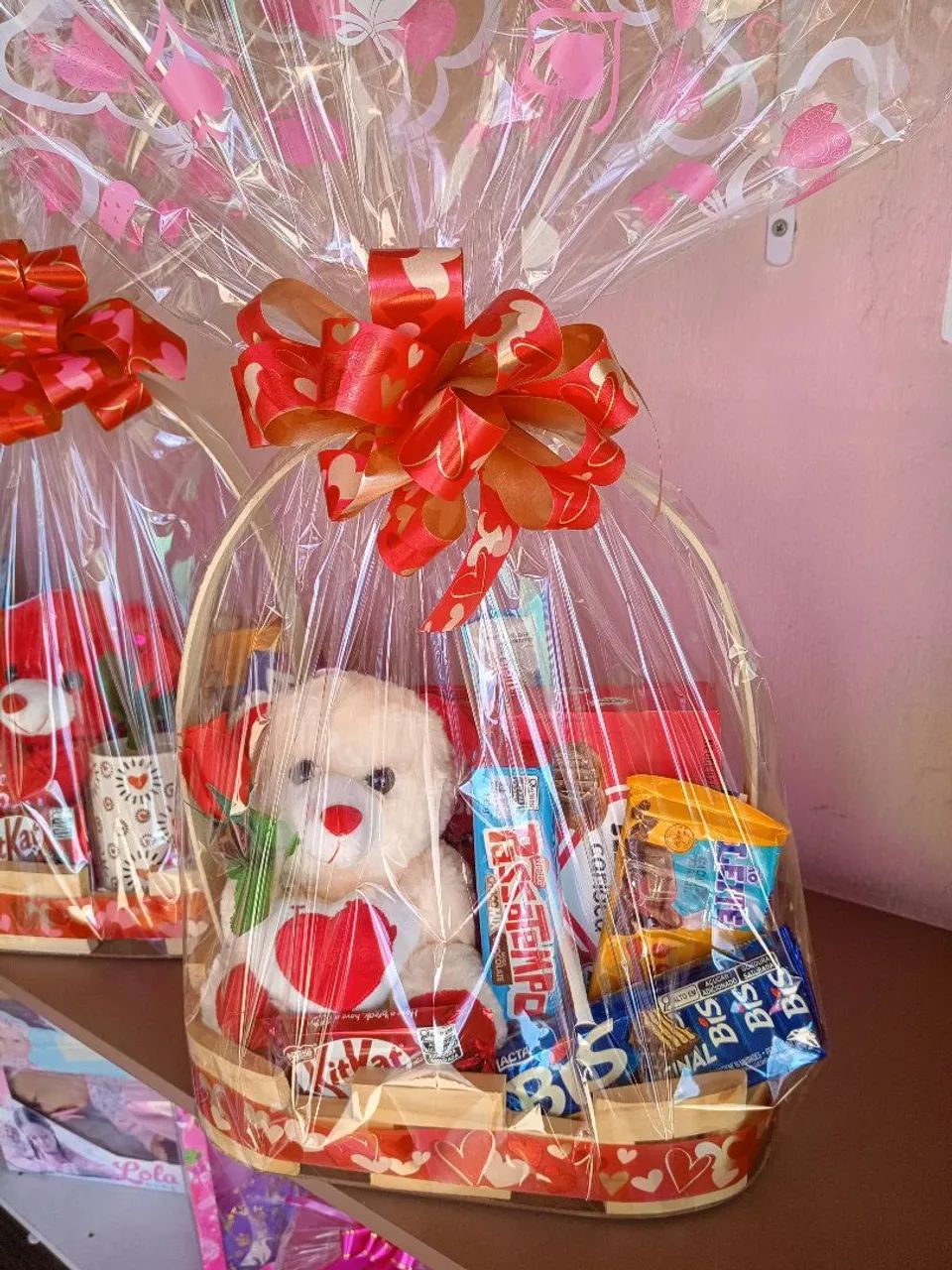 Cestas de chocolates com urso e xícara 