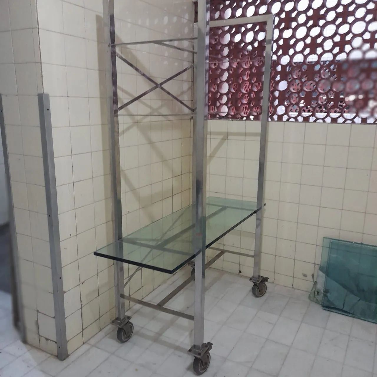 vendo estante de inox com patileras de vidro  - Foto 3