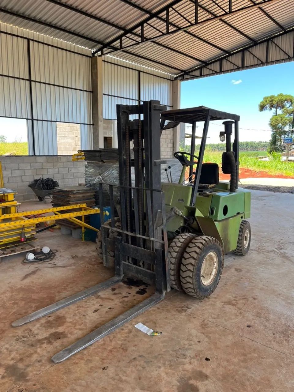 Empilhadeira Clark 3,5 toneladas, diesel, rodado duplo