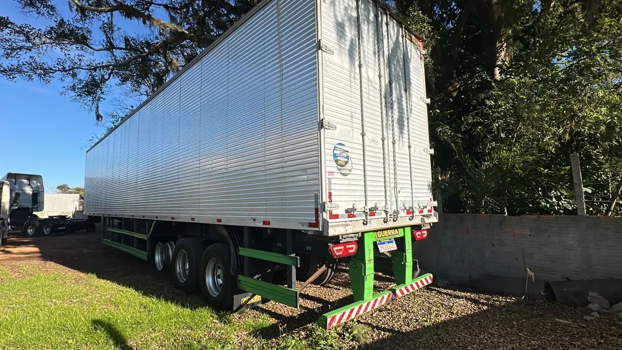 Vende Carreta baú 30 paletes 