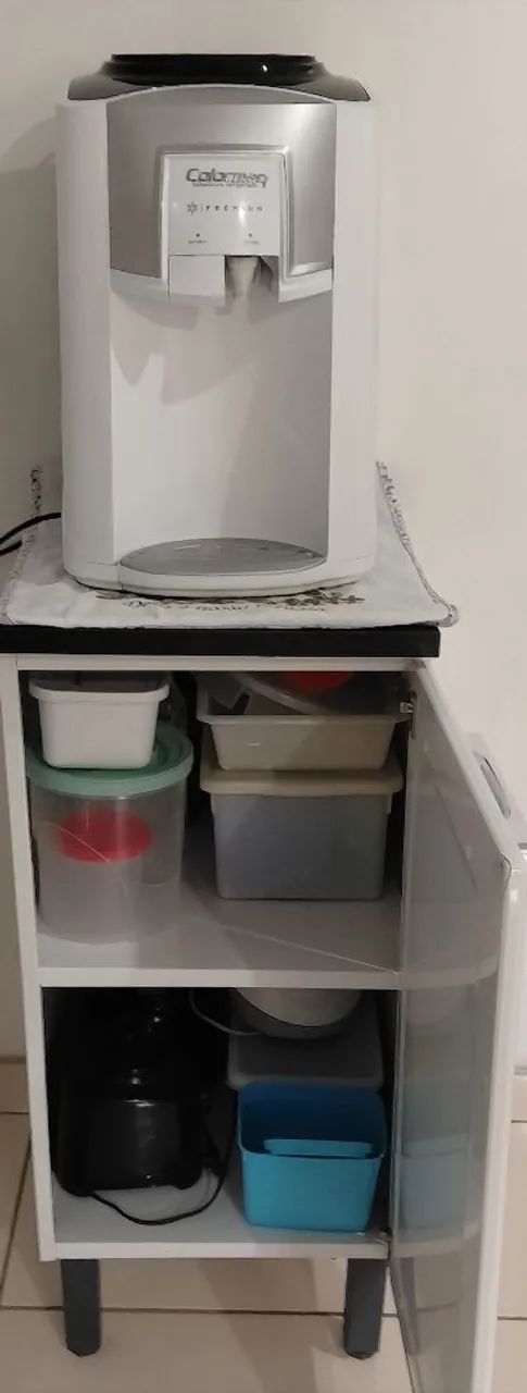 Bebedouro E armário 
