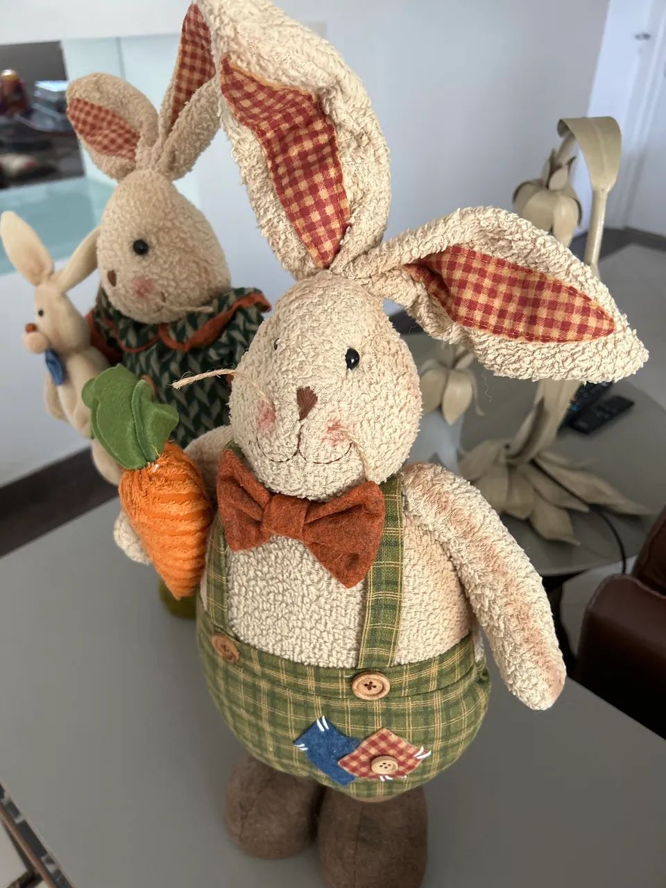 Casal de coelhos e coelhinho decorativo artesanal - Foto 3