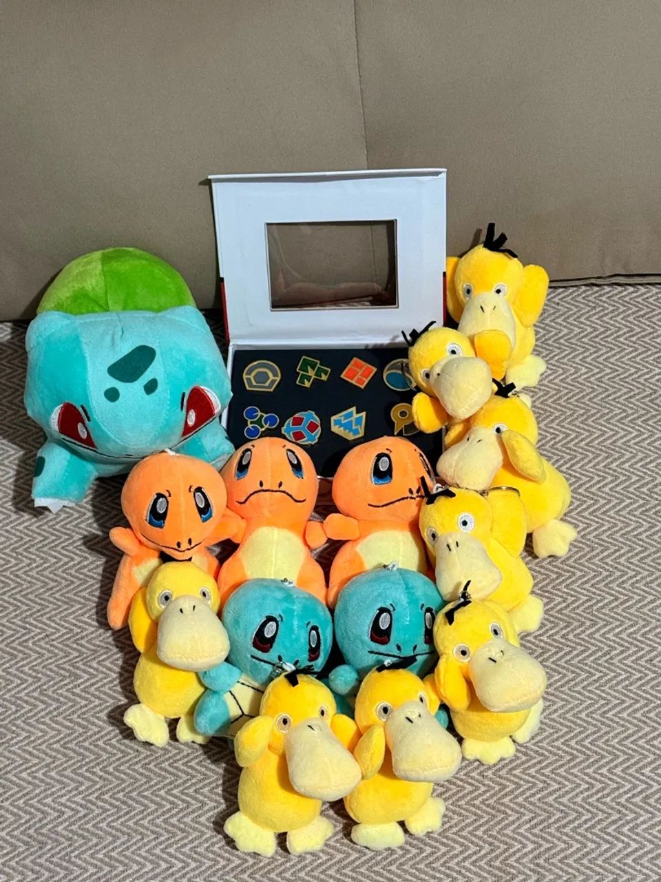 Insígnia Pokémon e pelúcia