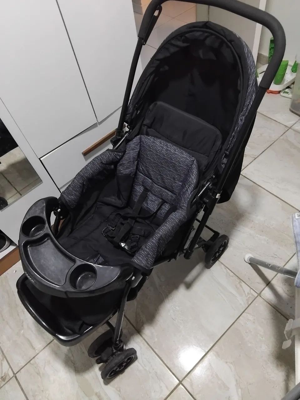 Carrinho de bebê com bebê  conforto  da marca cosco. Semi novo  - Foto 5