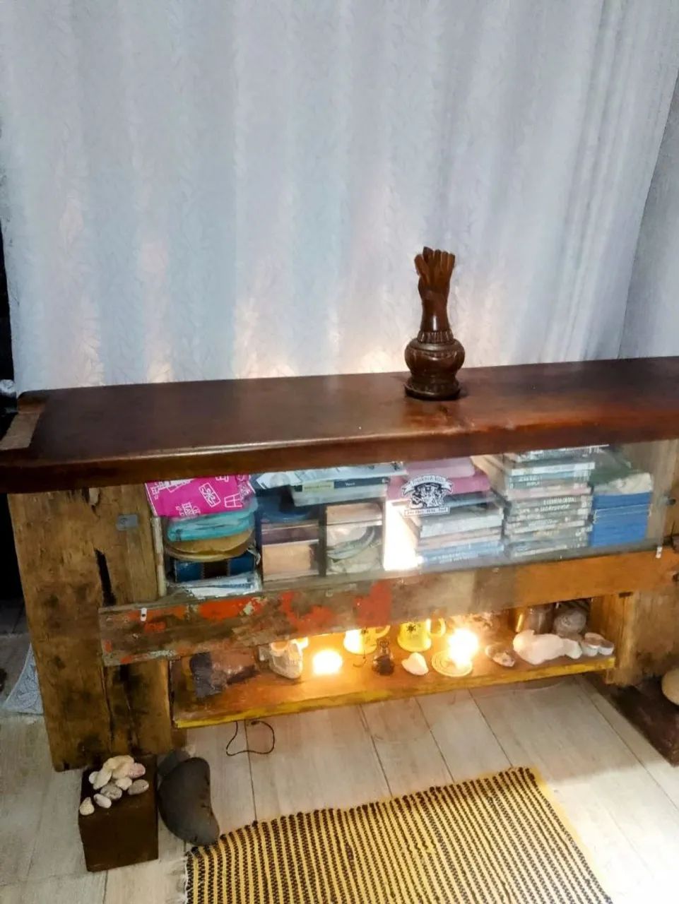Vendo um rack de madeira está em Búzios 
