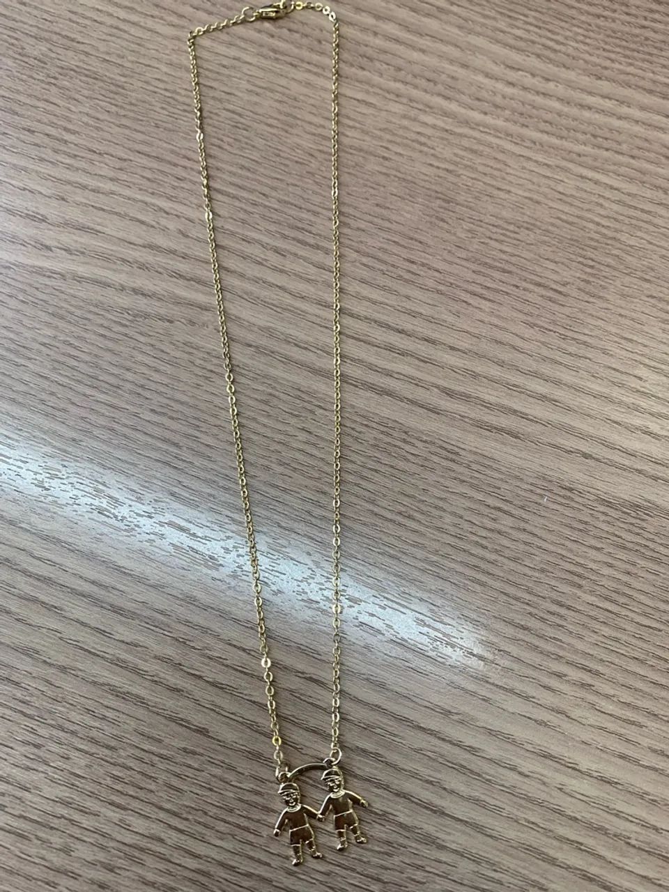Corrente com temas de filhos folhada a ouro  - Foto 3