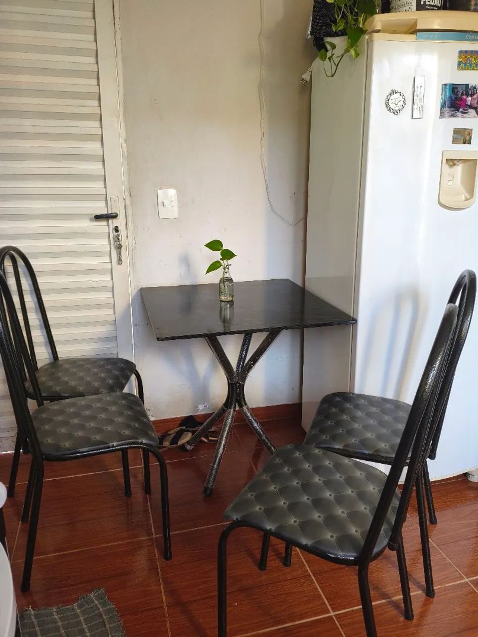 Vendo mesa com 4 cadeiras  - Foto 2