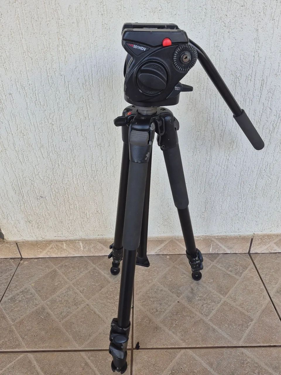 Tripé Manfrotto 501hdv cabeça hidráulica acompanha bag para transporte  - Foto 3
