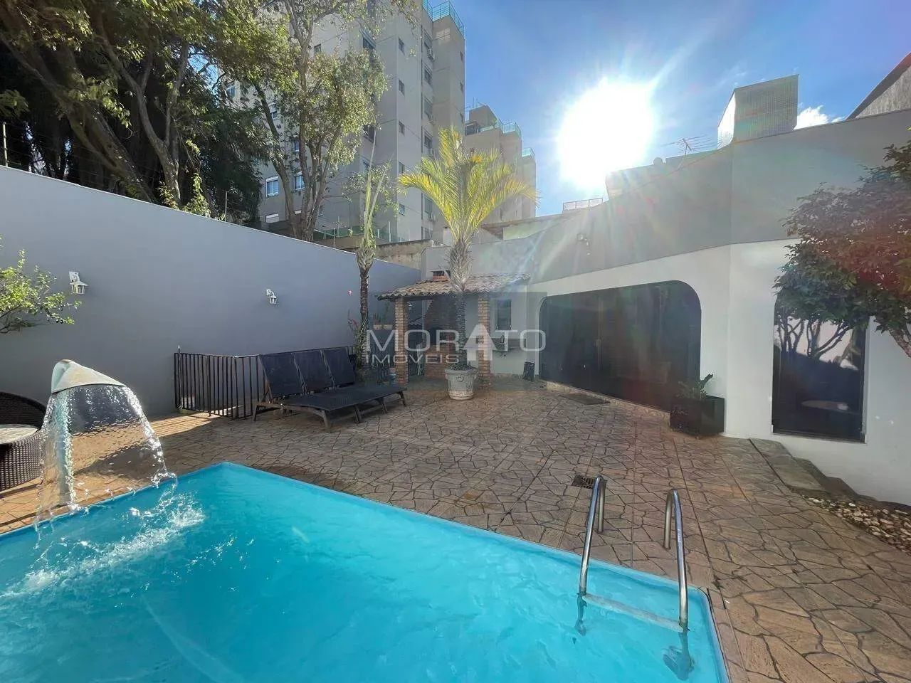 Casa com 4 quartos sendo 2 suítes com 4 vagas de garagem no Castelo.
