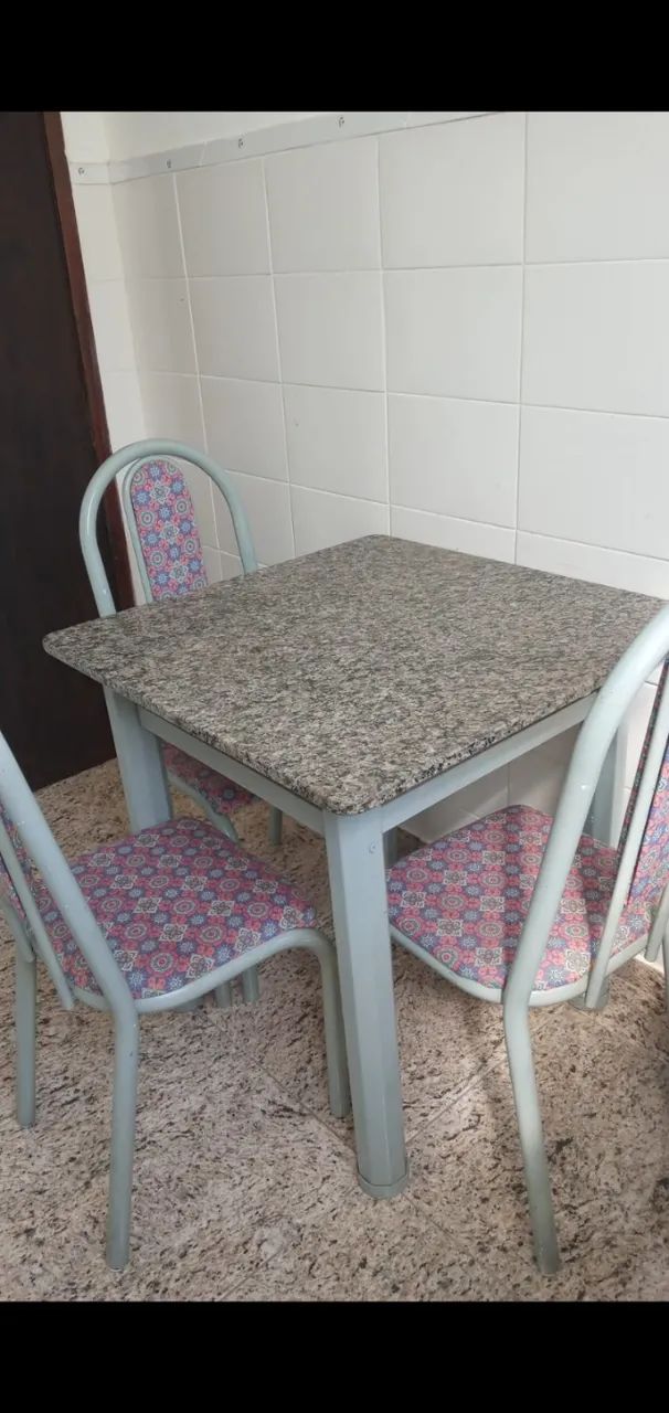 Mesa com tampo de granito e 4 cadeiras