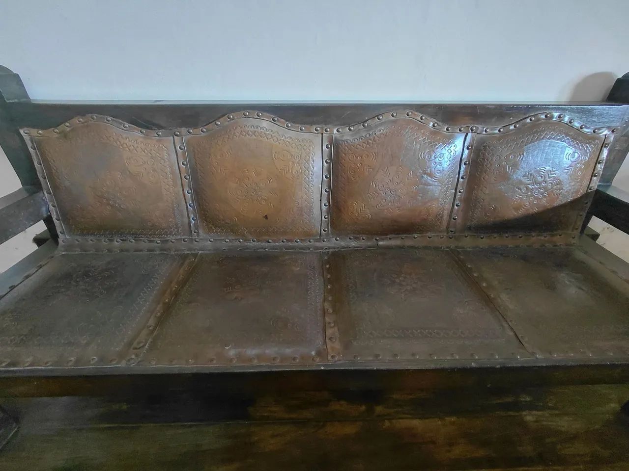 Conjunto de 1 sofá e 2 poltronas de couro feitos à mão.