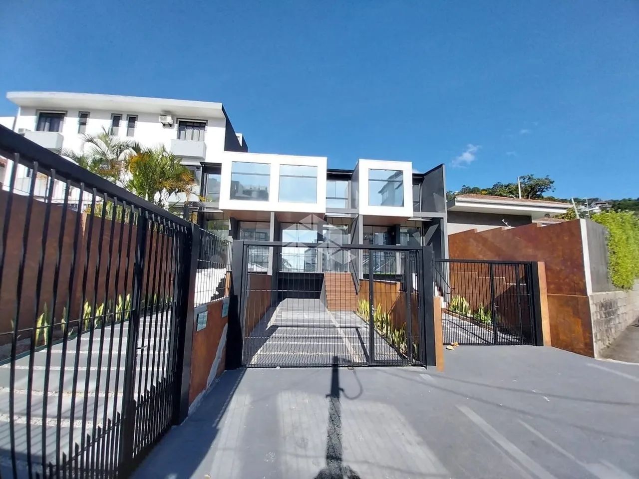 Sobrado com Vista para o Mar | 2 Suítes ou 3 Quartos Pelo Mesmo Valor | Agronômica