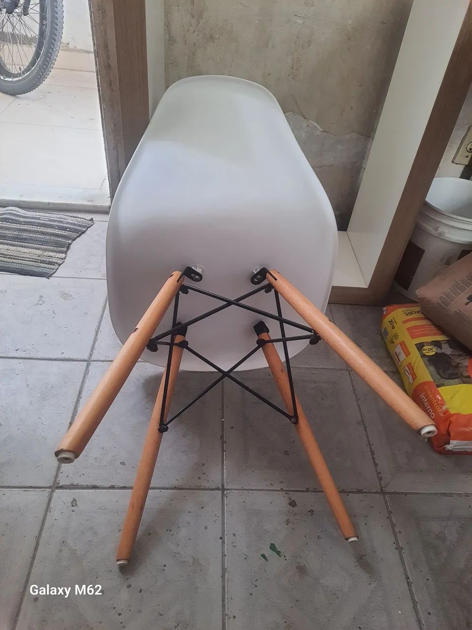  *Vende-se 4 Cadeira Jantar Eames Eiffel Polipropieno bem  nova