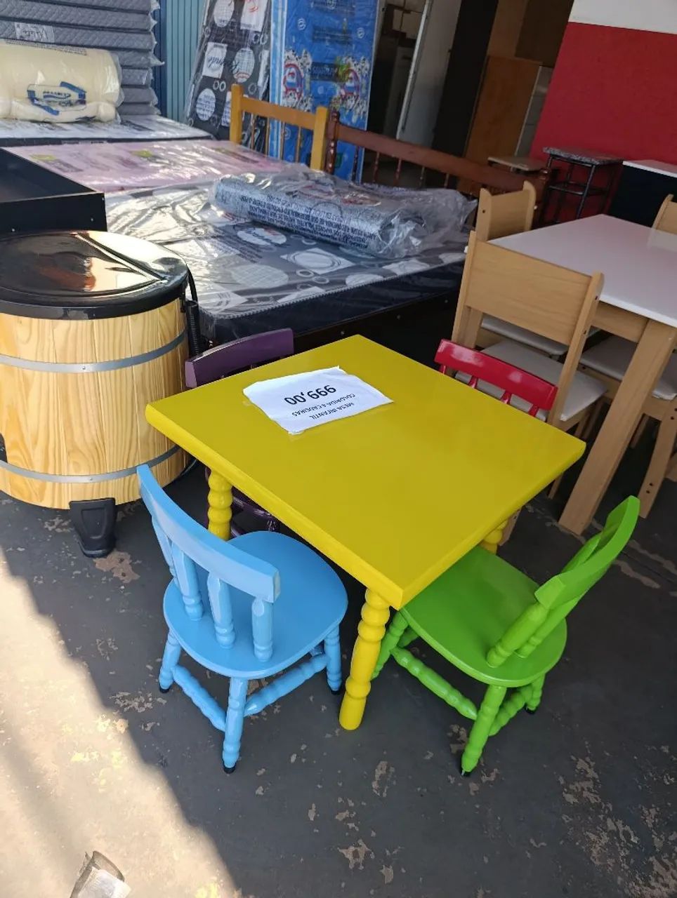 Mesa infantil COLORIDA com 4 cadeiras  - Foto 4