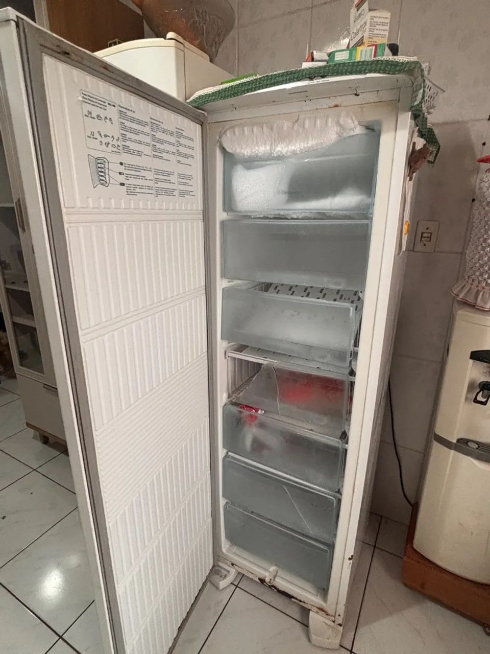 Vendo uma geladeira e um freezer