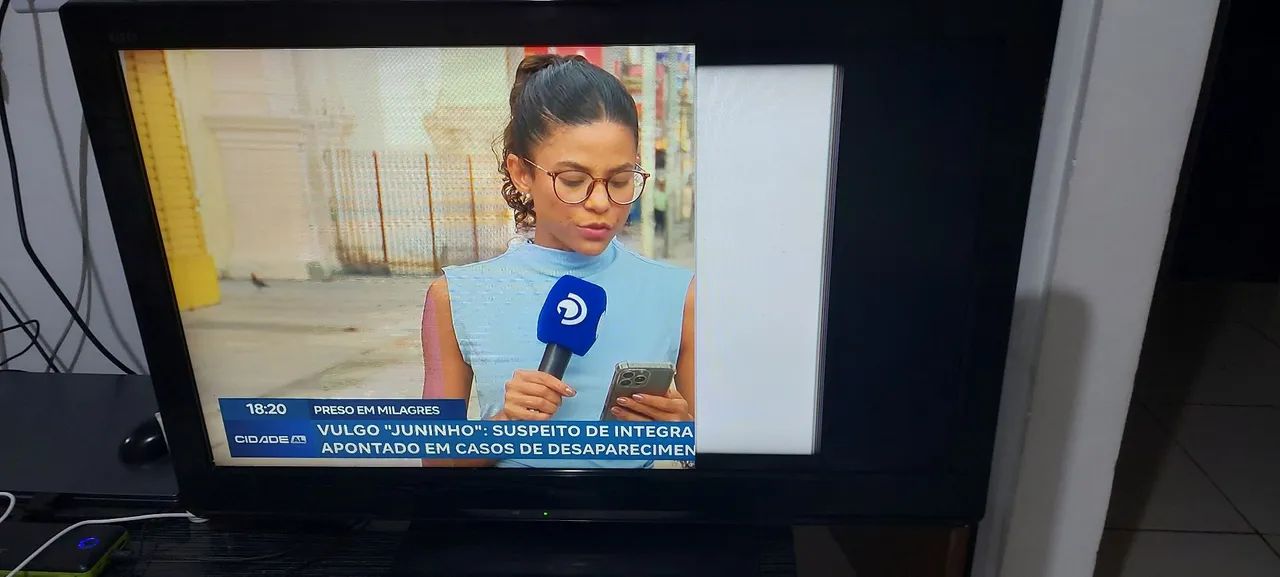 TV PANASONIC 32 POLEGADAS UMA PARTE PEQUENA DA TELA ESCURA 