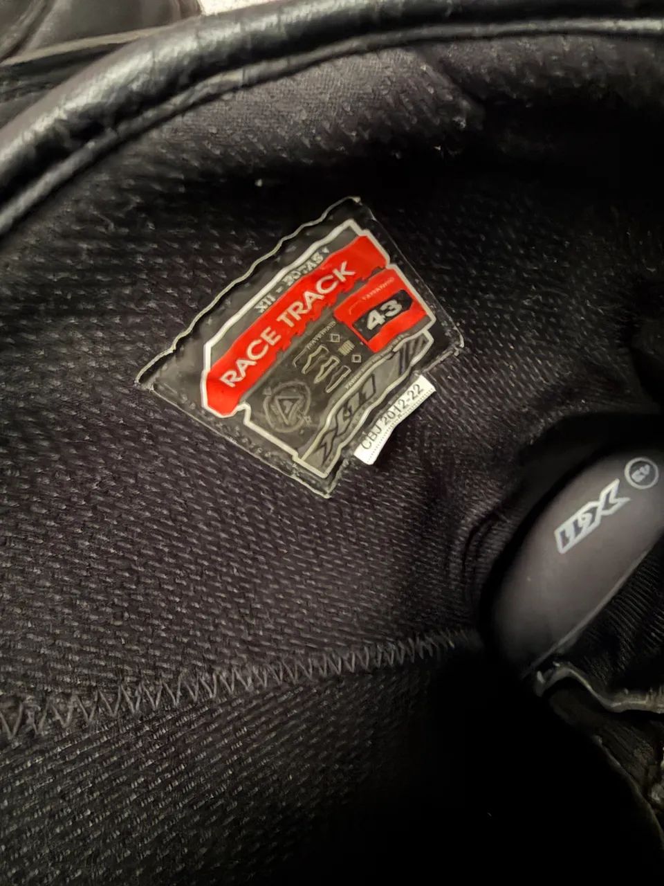 Vendo macacão de couro e bota  - Foto 4