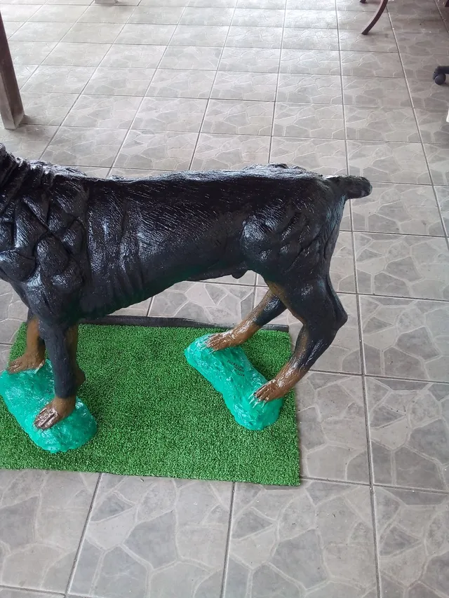 Obra de arte pra decorar o jardim. Escultura de cachorro.