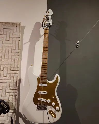 Guitarra Stygian modelo Stratocaster - Recondicionada