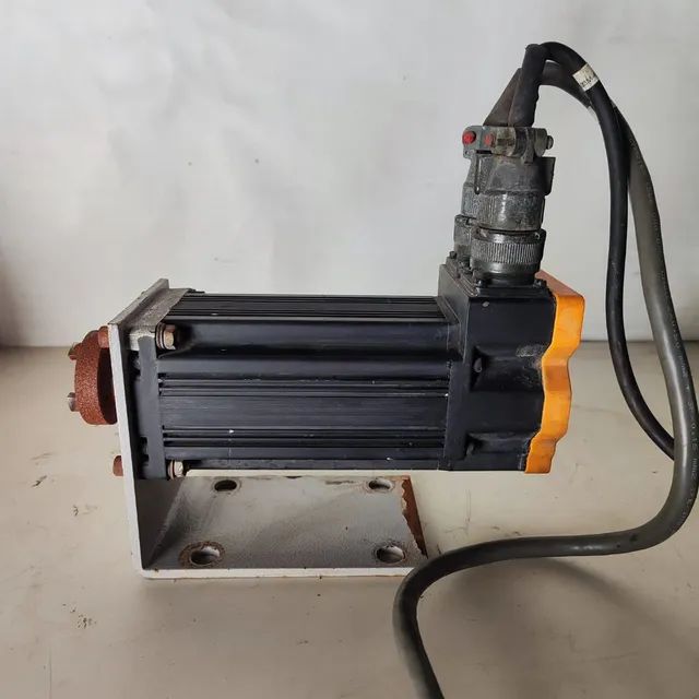Servomotor com cabos
