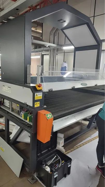 Maquina de corte a laser FUTURIZE FL1810 Le Cam textil