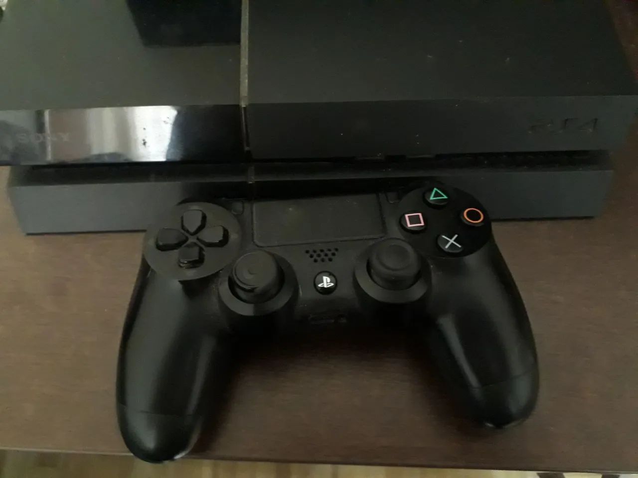 PlayStation 4 com um controle e três jogos - Foto 2