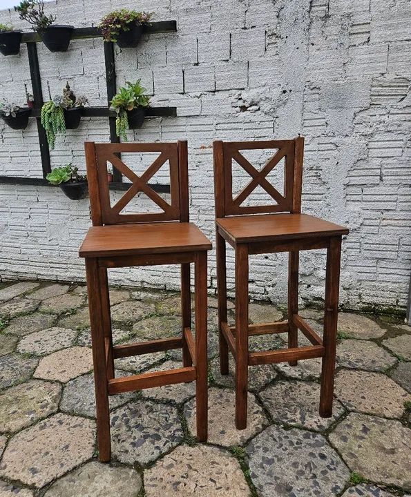 Banquetas com encosto em X 