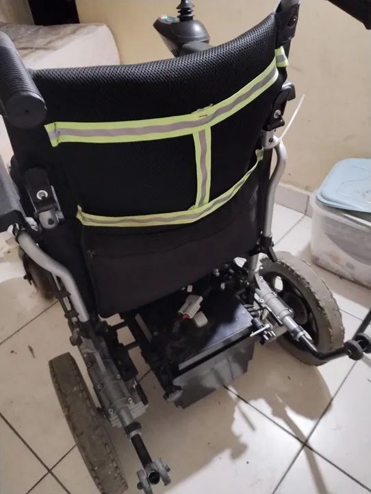 Cadeira de roda motorizada Dellamed D1000 dobrável  - Foto 4