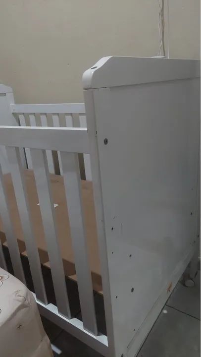Berço de bebê branco em ótimo estado