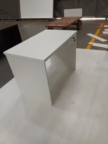 mesa reta com uma canela preta - Foto 3