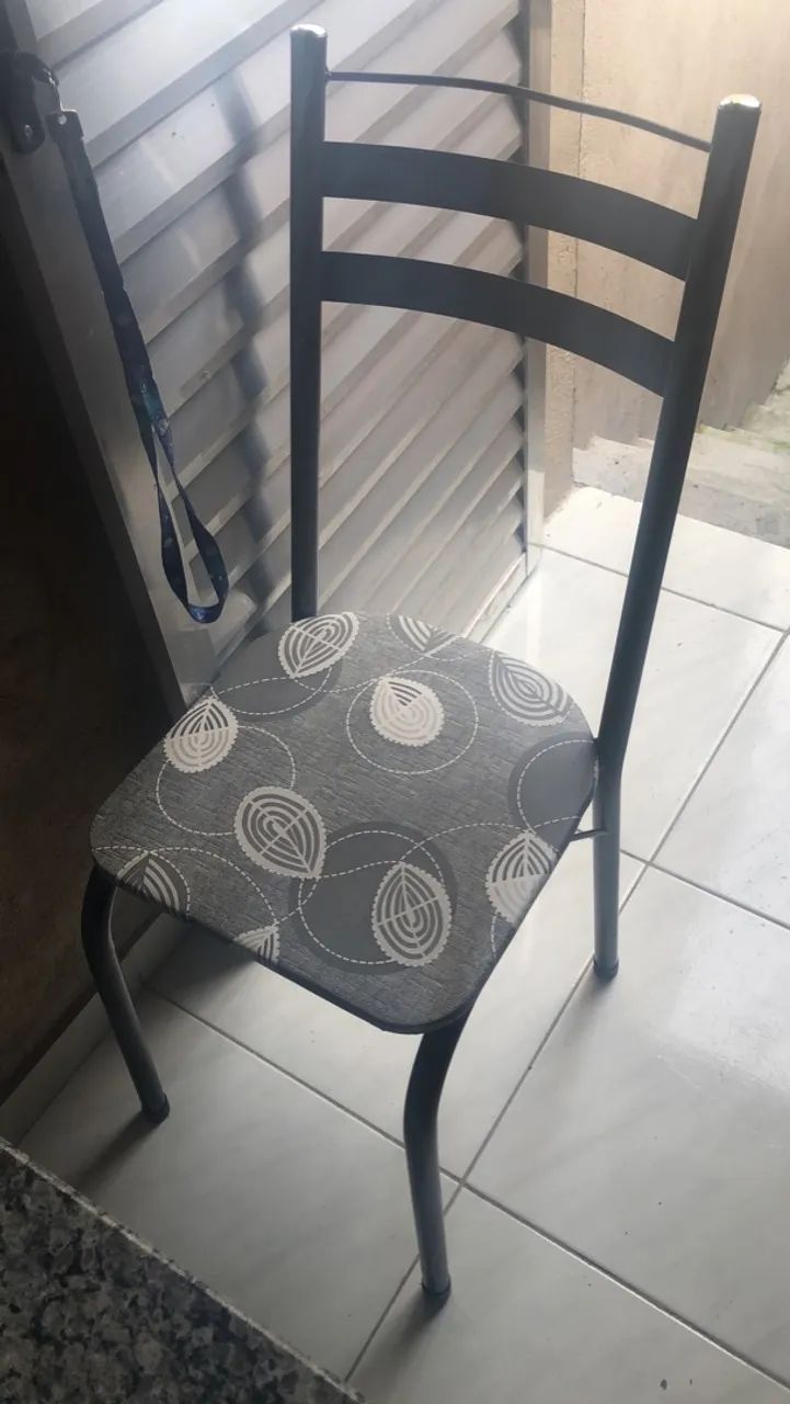 Mesa com 4 cadeiras - Semi Novos em bom estado  - Foto 3