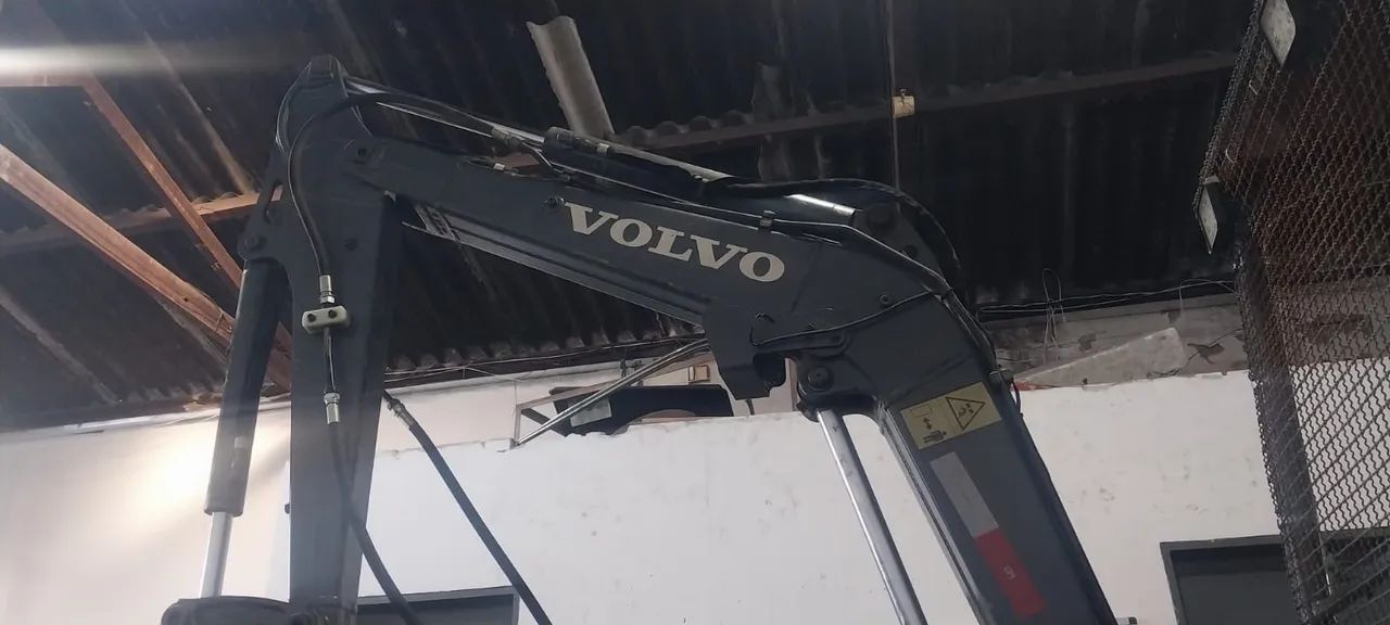 Mini escavadeira Volvo com martelo hidráulico - Foto 4