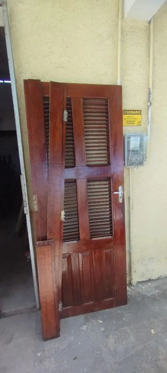 Porta de madeira maciça com venezianas