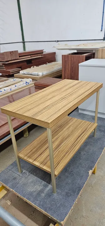 Mesa de madeira com prateleira - ideal para organização!