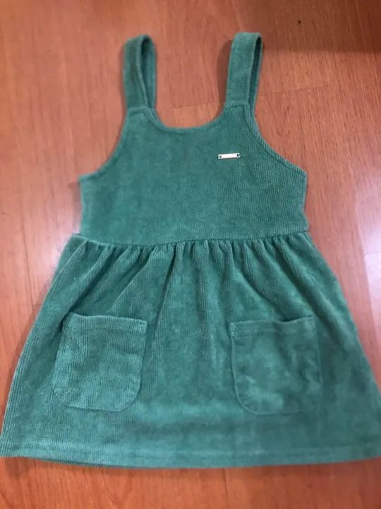 Lote roupas menina 2/3 anos, 3 vestidos e 1 conjunto - Foto 4