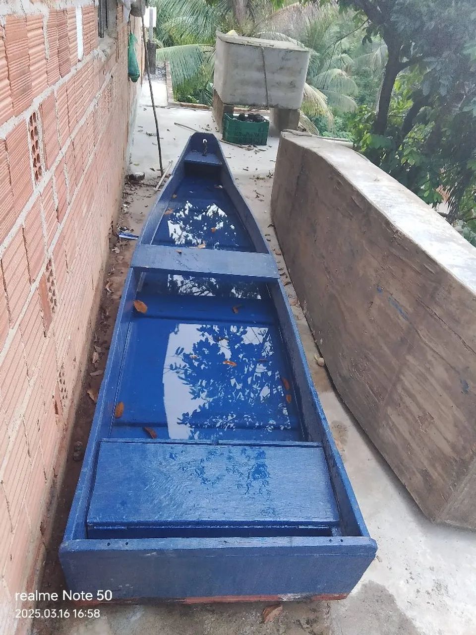 Barco de madeira azul