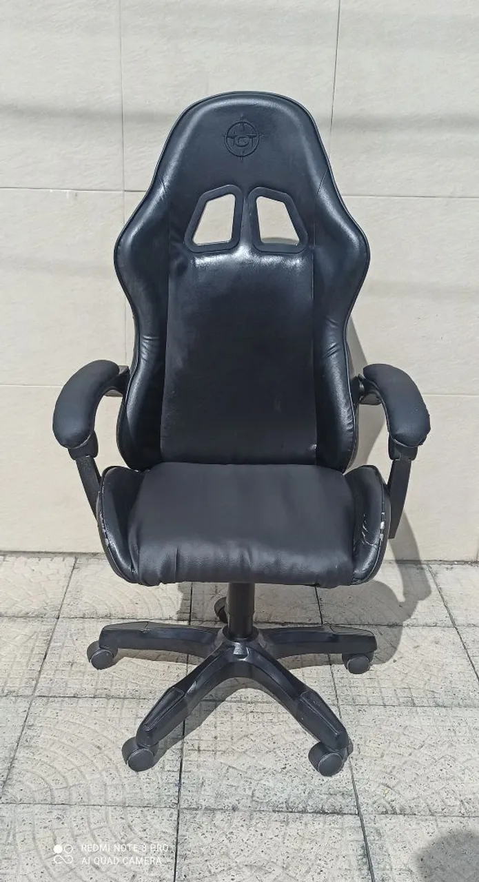 Cadeira Gamer Preta com Rodas e Apoio para Braços
