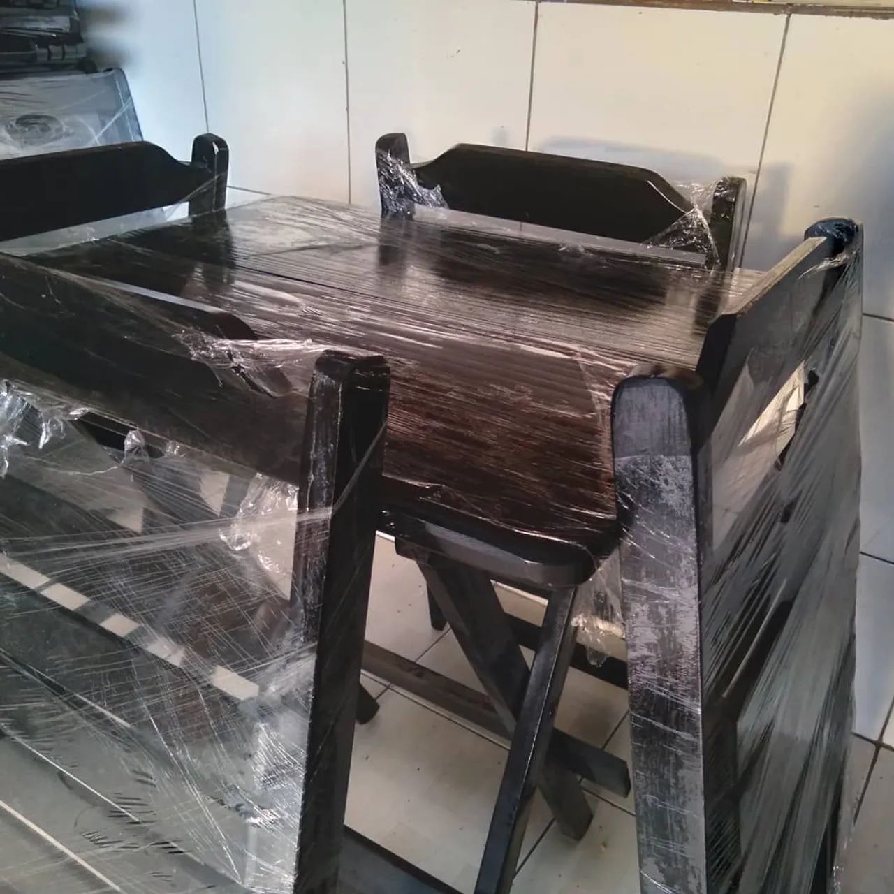 Jogos de Mesa de Madeira com 4 Cadeiras - Foto 2