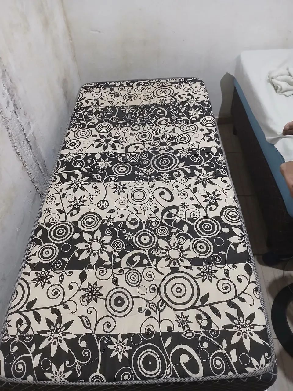 Vende-se cama ortopédica preta e branca